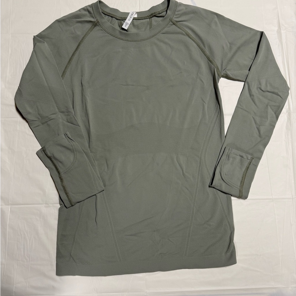 Athleta Momentum Seamless Long Sleeve Sage Green Thumbholes Women’s Sm. Athletic